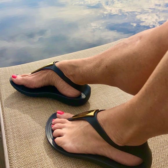 Crocs Women’s Serena Black Sandals with Gold Metallic Bar Size 6 NEW - Picture 16 of 16